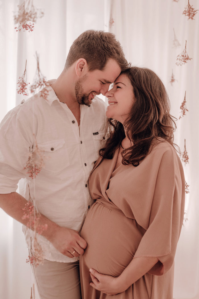 Schwangere Frau Babybauchfotos einfallslicht-fotografie Babybauchsession Duesseldorf Babyfotos Babyfotografin Duesseldorf Umstandskleid Schwangerschaftskleid Wochenbett