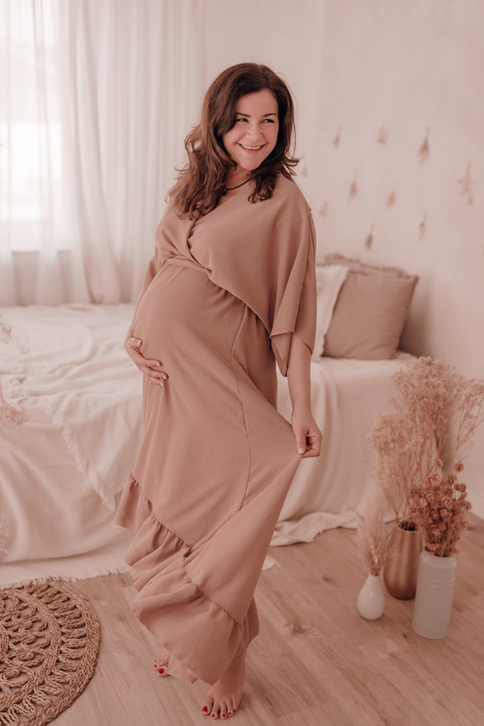 Schwangere Frau Babybauchfotos einfallslicht-fotografie Babybauchsession Duesseldorf Babyfotos Babyfotografin Duesseldorf Umstandskleid Schwangerschaftskleid Wochenbett