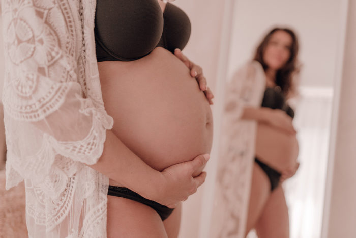 Schwangere Frau Babybauchfotos einfallslicht-fotografie Babybauchsession Duesseldorf Babyfotos Babyfotografin Duesseldorf Umstandskleid Schwangerschaftskleid Wochenbett