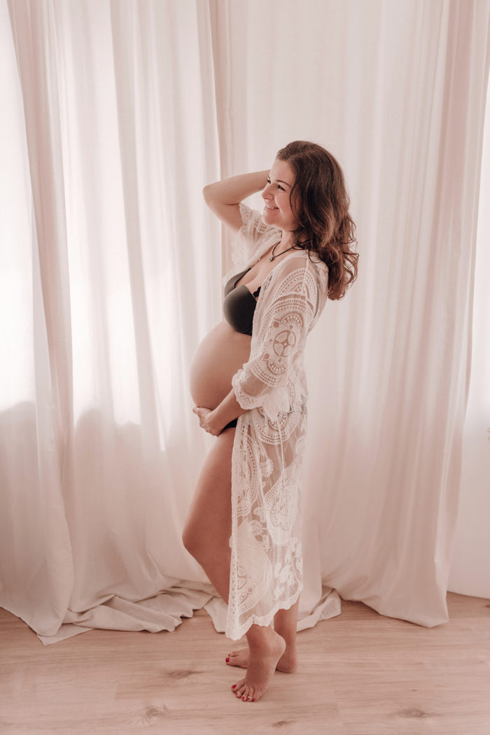 Schwangere Frau Babybauchfotos einfallslicht-fotografie Babybauchsession Duesseldorf Babyfotos Babyfotografin Duesseldorf Umstandskleid Schwangerschaftskleid Wochenbett