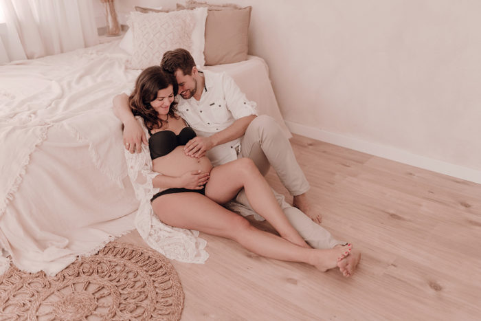 Schwangere Frau Babybauchfotos einfallslicht-fotografie Babybauchsession Duesseldorf Babyfotos Babyfotografin Duesseldorf Umstandskleid Schwangerschaftskleid Wochenbett